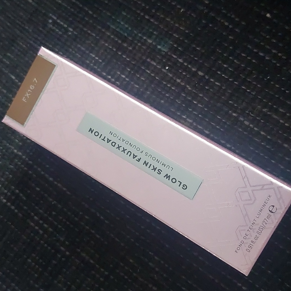 New makeup revolution glow skin fauxxdation F16.7